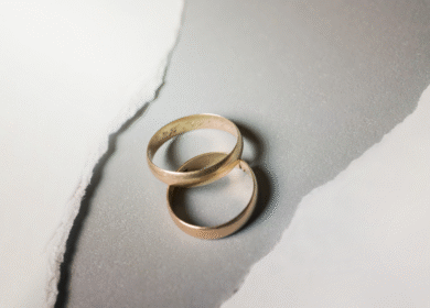 Zabezpieczenie majątkowe i formalne – o czym warto pamiętać przed ślubem i po rozwodzie?